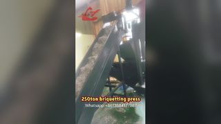250-тонный пресс для брикетирования лома работает во дворе нашего клиента